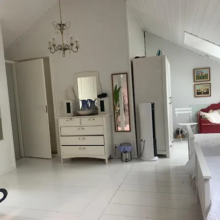 Keskusta Ainutlaatuinen Iso Huone Oma Kph Puutalo-osakkeessa *